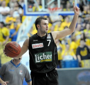 Mathias Perl beim Spiel EWE Baskets Oldenburg-LTi Giessen 46ers der Beko BBL