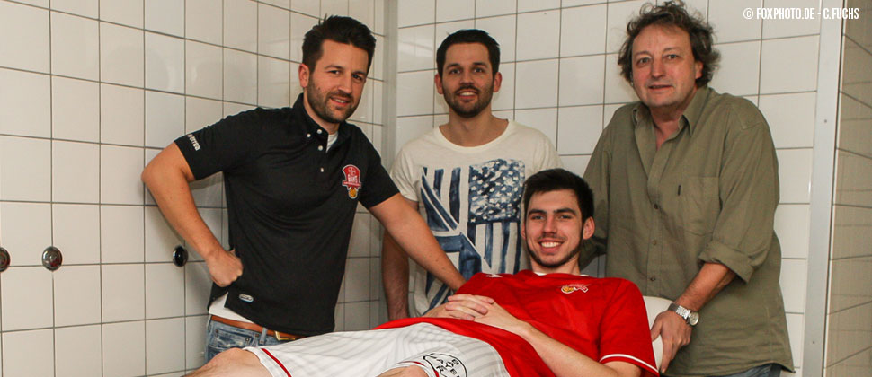 (v.l.n.r.): Christian Happ, Florian Happ, Spieler Michael Kuczmann (liegend), Dieter Happ ("FoxPhoto.de - C. Fuchs" )